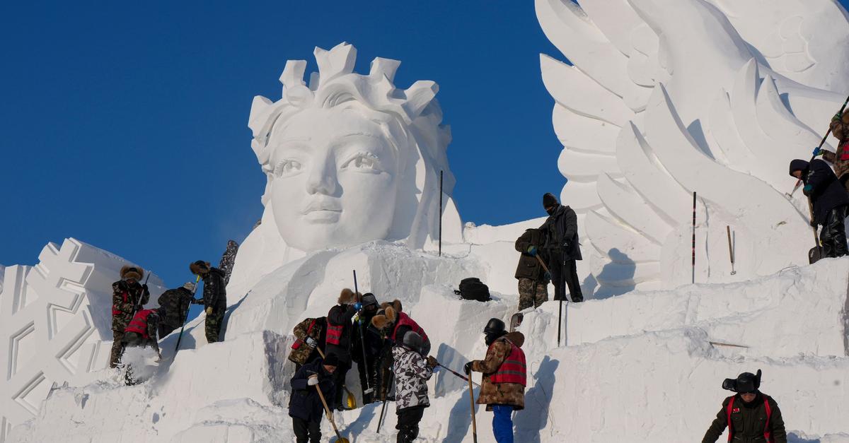 Eis-und-Schneeskulpturen-ziehen-Besucher-nach-Harbin