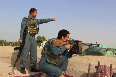 Mitglieder der afghanischen Sicherheitskräfte nehmen an einer Militäroperation gegen Taliban-Kämpfer teil.  Archivfoto: dpa