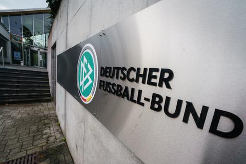 Das Logo des Deutschen Fußball-Bundes (DFB) ist am Morgen vor der DFB-Zentrale zu sehen. Der Deutsche Fußball-Bund muss sich neu aufstellen. Erneut wird nach der Rücktrittsankündigung von Fritz Keller ein Präsident gesucht.  Foto: dpa