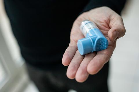 Ein Asthmatiker hält einen Asthmaspray in der Hand. Manche Experten beurteilen die Ergebnisse einer aktuellen Studie zur Einnahme eines Asthma-Sprays bei Covid-19 als vielversprechend.  Foto: Philipp von Ditfurth/dpa 