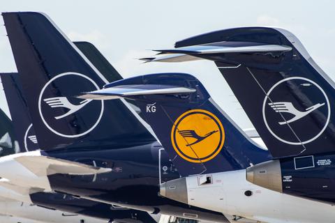 Die Heckflossen von Lufthansa-Flugzeugen. Foto: dpa