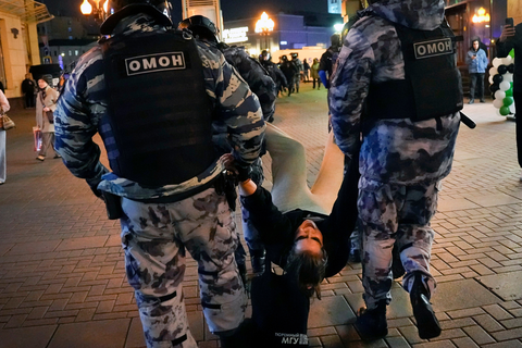 Die Polizei in Russland geht hart gegen Demonstranten vor, die gegen die Verkündung der Teilmobilmachung fest. Der russische Präsident Putin hat mit sofortiger Wirkung eine Teilmobilisierung von Reservisten in Russland angeordnet.  Foto: Alexander Zemlianichenko/AP/dpa