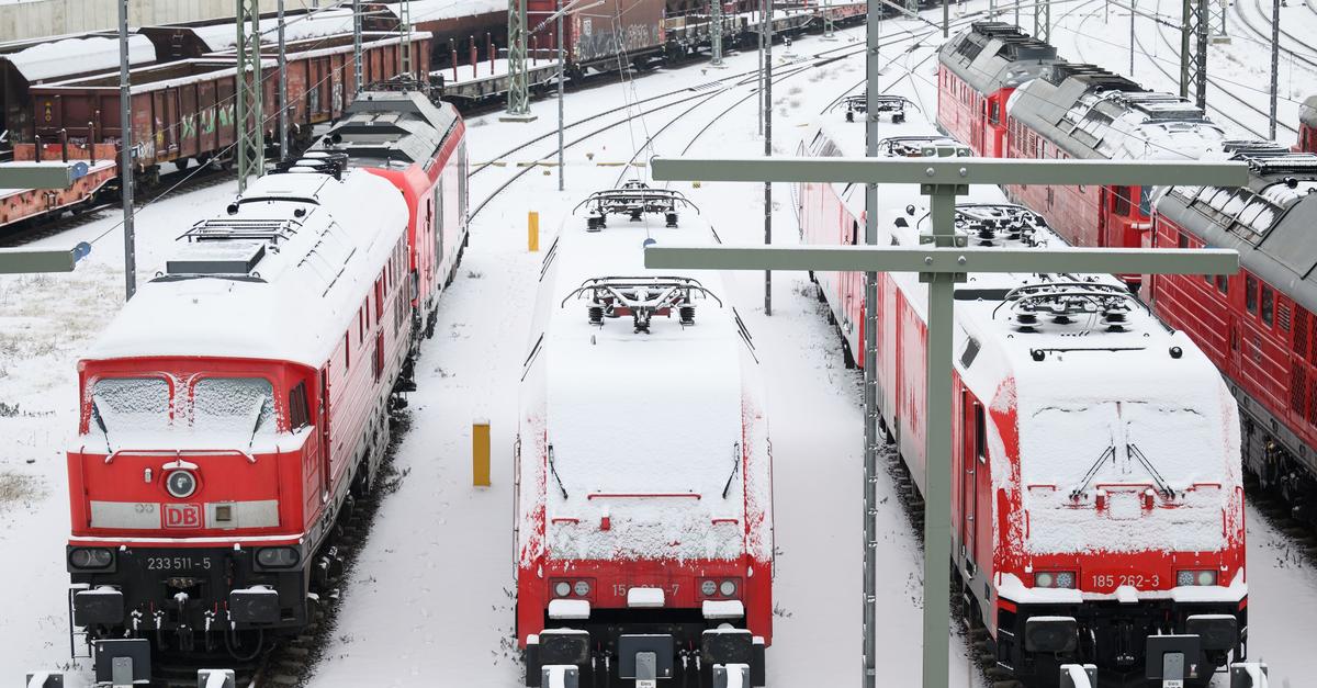 Eis-und-Schnee-legen-Z-ge-lahm-Bahn-k-mpft-mit-St-rungen