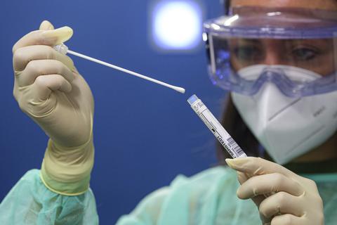 Eine Ärztin hält einen Abstrich für einen Coronavirus-Test in den Händen.  Foto: dpa