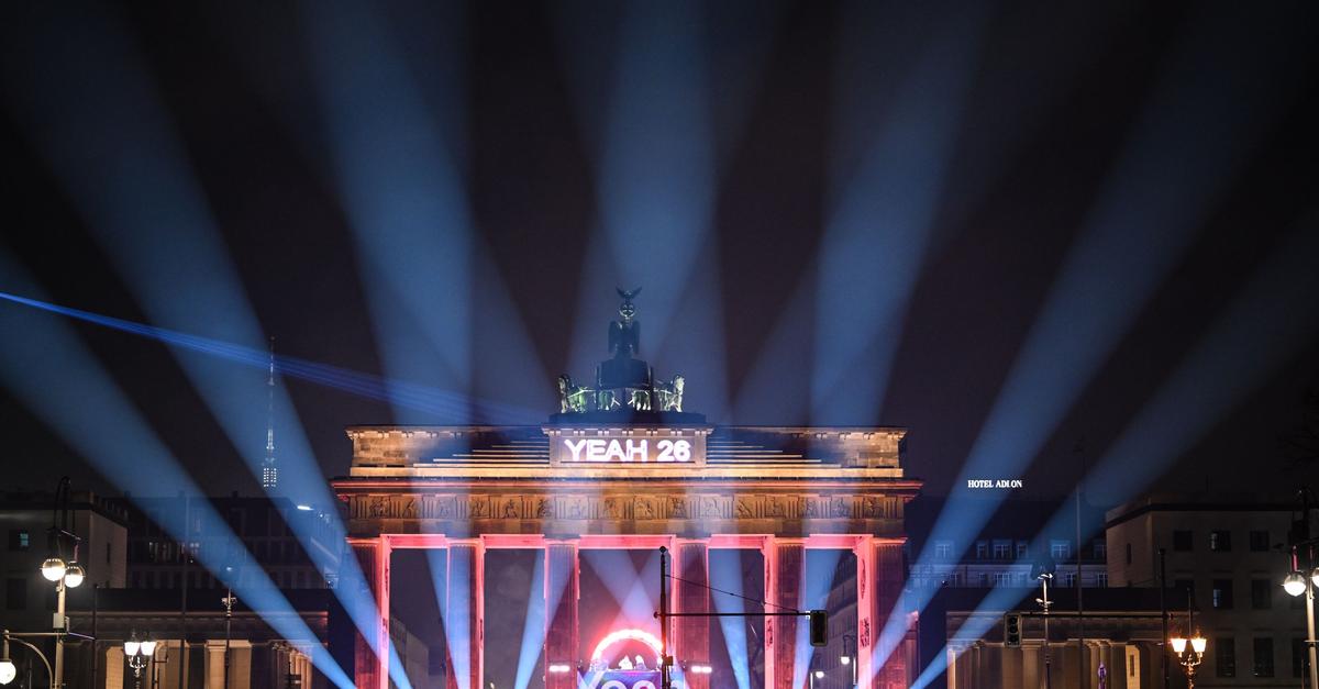 Gro-er-Andrang-bei-Party-am-Brandenburger-Tor-in-Berlin