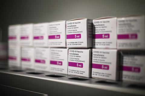 Etwa 1,1 Millionen Astrazeneca-Impfdosen liegen derzeit deutschlandweit ungenutzt in den Kühlschränken der Impfzentren.  Foto: Eduardo Parra/EUROPA PRESS/dpa