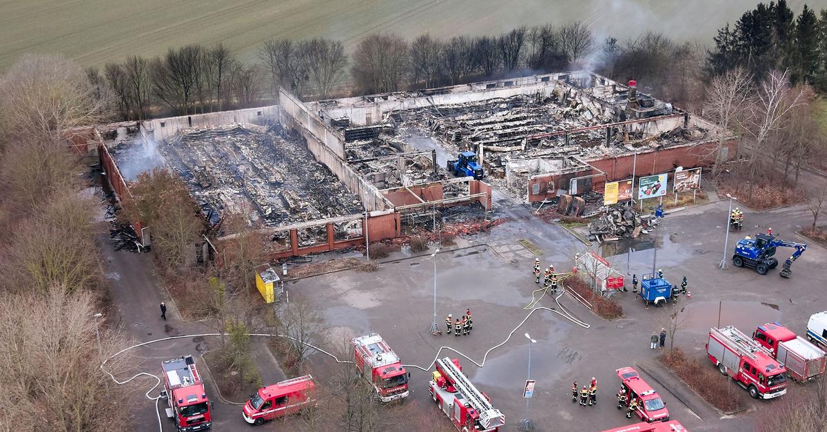 Gro-brand-durch-Pyrotechnik-Jugendliche-unter-Tatverdacht