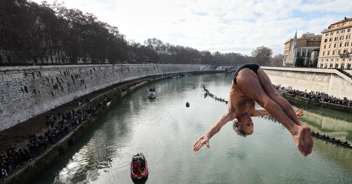 Spektakul-res-Neujahrsspringen-in-den-Tiber-in-Rom