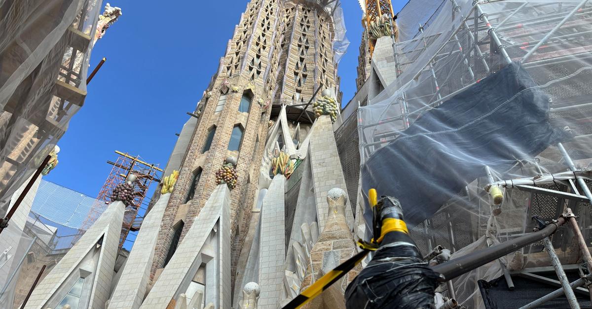 Sagrada-Fam-lia-l-st-Ulmer-M-nster-als-h-chsten-Kirchturm-ab