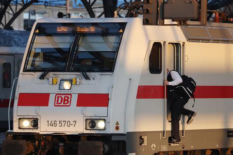 Ein Lokführer steigt in einen Triebwagen. Der Streik der Lokführergewerkschaft geht in die nächste Runde.  Foto: Oliver Berg/dpa