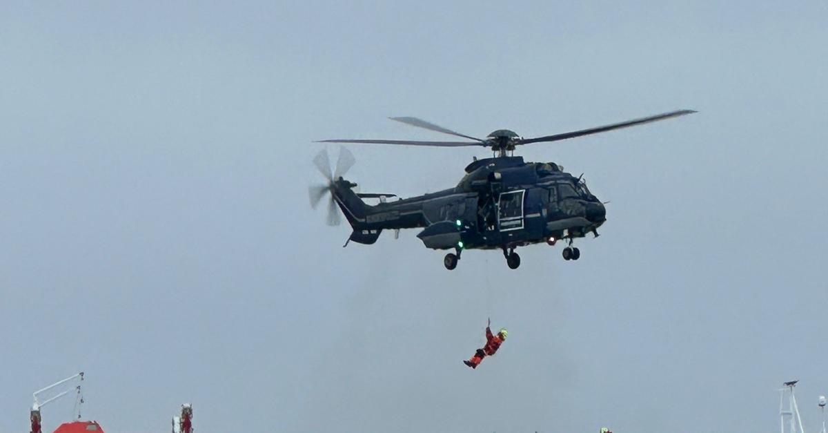 Feuer-an-Bord-man-vrierunf-higer-Frachter-wieder-im-Hafen