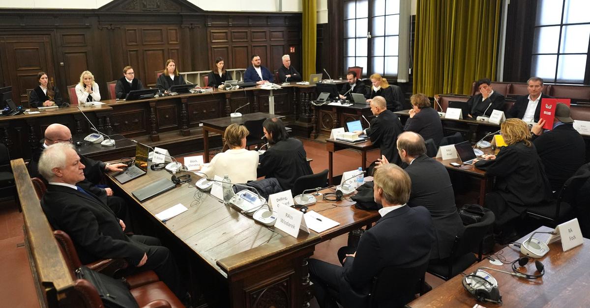 Block-Prozess-Mitangeklagte-l-uft-weinend-aus-dem-Saal