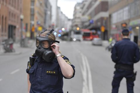 Polizeibeamte in der Stockholmer Innenstadt. Ein Laster ist dort zunächst in eine Menschenmenge und dann in ein Kaufhaus gerast. Die Polizei spricht von Terrorverdacht. Foto: dpa 