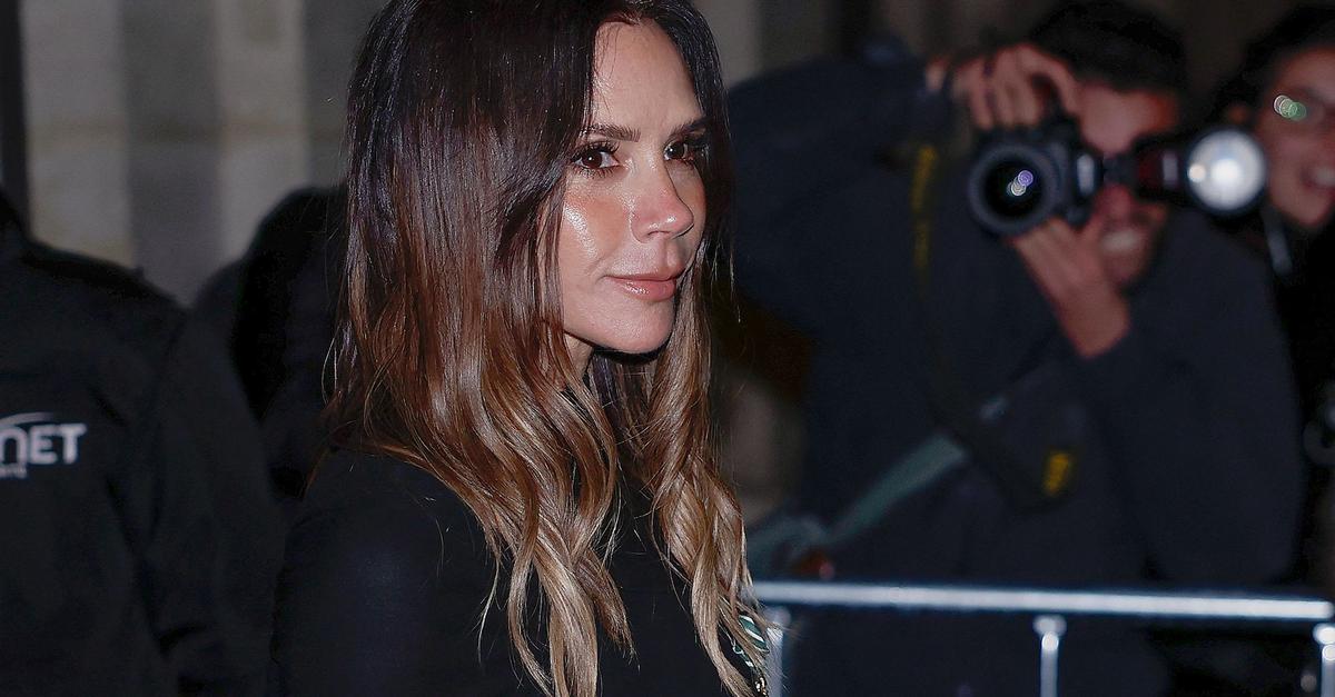 Victoria-Beckham-in-Paris-geehrt-Sohn-Brooklyn-fehlt