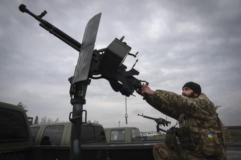 Ein ukrainischer Soldat einer mobilen Flugabwehreinheit demonstriert seine Fähigkeiten auf dem Antonow-Flughafen am Stadtrand von Kiew. 