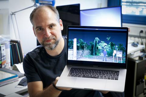 Kriminalhauptkommissar Uwe Kinn mit der 3D-Projektion eines Tatorts und eines Tatverdächtigen. Foto: Sascha Kopp