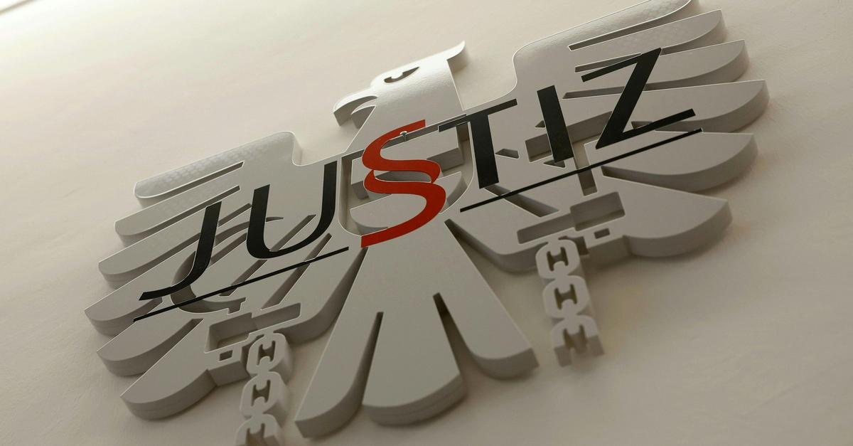 Zw-lfj-hrige-als-Helferin-bei-Sch-del-OP-Freispr-che