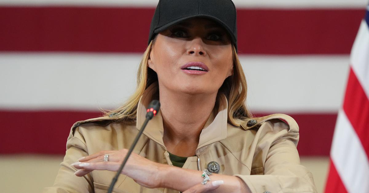 First-Lady-Melania-tr-gt-Armband-aus-Sturzflut-Camp
