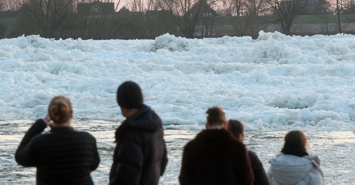 Meterhohe-Eisberge-an-der-Elbe-bei-Hamburg