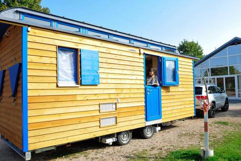 Das „Tiny House“ von Silke Johnson ist ein fahrbares Holzhaus, sechs Meter lang, 2,35 Meter breit und rund 3,50 Meter hoch. Leer wiegt es 3,2 Tonnen, voll bepackt etwa 3,5 Tonnen.  Foto: Jochen Sobek  Foto: Jochen Sobek