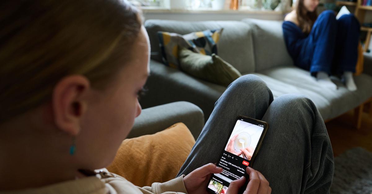 Belangloses-in-Serie-Scrollen-Kinder-sich-um-den-Verstand-