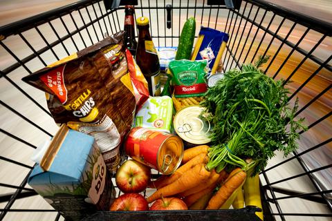 Ein Einkauf liegt in einem Einkaufswagen in einem Supermarkt. Im Kampf gegen die Inflation fordert die Spitze der Linksfraktion im Bundestag eine vorläufige Streichung der Mehrwertsteuer auf Nahrungsmittel.