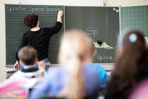 Unterricht an einer Grundschule: Die Probleme im rheinland-pfälzischen Bildungssystem stehen seit Monaten im Fokus der politischen Debatte.