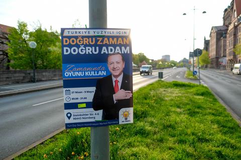 Plakate für die Präsidentenwahl in der Türkei hängen am Frauentorgraben in Nürnberg. Darauf ruft Erdogan türkische Wahlberechtigte auf, bei der Wahl am 14. Mai für ihn zu stimmen