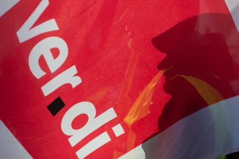Um den Druck auf die Arbeitgeber zu erhöhen, hat Verdi für Dienstag erneut einen Streik angekündigt.  Foto: dpa