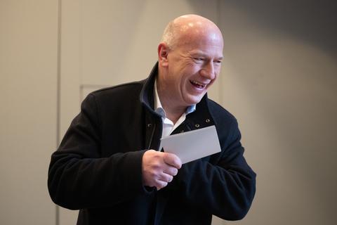 Kai Wegner, Spitzenkandidat der Berliner CDU, kommt in der Grundschule am Ritterfeld zur Stimmabgabe für die Wiederholungswahl zum Berliner Abgeordnetenhaus.