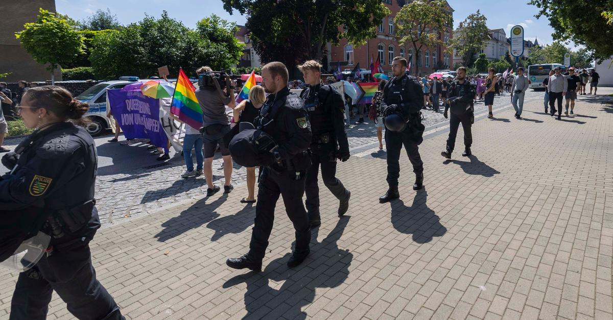Queere-Community-feiert-CSD-in-Bautzen-Gegenproteste