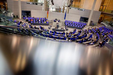 Dem Deutschen Bundestag gehören mehr als 700 Abgeordnete an - er zählt damit zu den größten Parlamenten der Welt. Foto: dpa 
