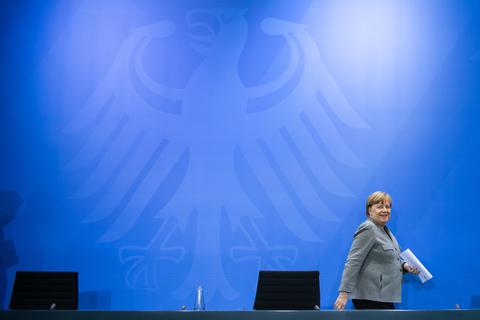 Angela Merkel (CDU) nach einer Pressekonferenz im Bundeskanzleramt. Die Bundeswehr verabschiedet sich am Abend mit einem Großen Zapfenstreich von der geschäftsführenden Kanzlerin.  Foto: dpa
