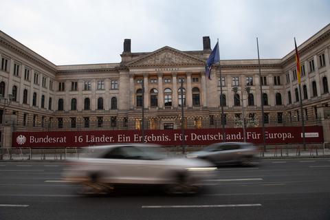 Der Bundesrat in Berlin hat einer Lockerung der Pandemieregeln für gegen Corona geimpfte und genesene Personen zugestimmt. Foto: dpa