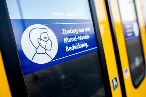 Ein Schild mit der Aufschrift „Zustieg nur mit Mund-Nasen-Bedeckung.“ klebt an der Zugtür einer Regio-S-Bahn der NordWestBahn im Hauptbahnhof Oldenburg.
