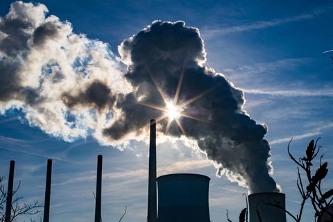 Das Kohlekraftwerk Staudinger stößt eine riesige Dampfwolke aus. Klimaaktivisten fordern vom Land Hessen, dass das Werk in der Nähe von Hanau abgeschaltet wird. Archivfoto: dpa