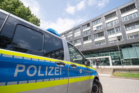 Ein Polizeiwagen vor dem Polizeipräsidium in Frankfurt.  Archivfoto: dpa