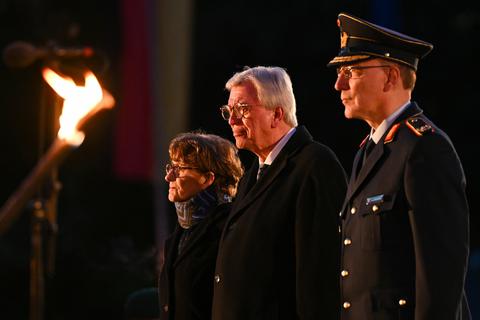 Volker Bouffier (Mitte), scheidender Ministerpräsident von Hessen, und seine Ehefrau Ursula stehen neben Brigadegeneral Olaf von Roeder bei der feierlichen Verabschiedung im Schloss Biebrich.  Foto: dpa