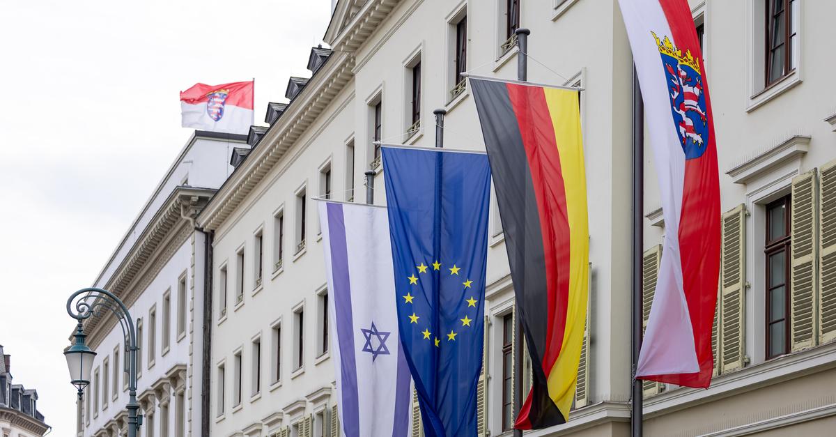 Der-hessische-Landtag-holt-die-Israelflagge-wieder-ein