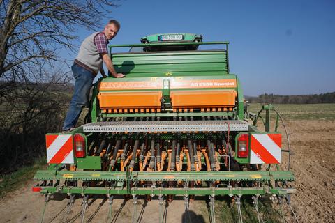 Landwirt Frank Hammen aus dem Taunus hat die wenigen trockenen Tage im März und April zur Aussaat genutzt. 