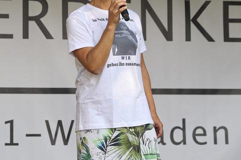 Auch als Anmelderin von Demonstrationen aktiv: Anja von F. bei einer Querdenker-Demo in den Wiesbadener Reisinger Anlagen im September 2020.     Archivfoto: René Vigneron
