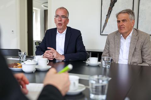 Der Amtsinhaber und sein Nachfolger: Jörn Dulige (links) ist aktuell noch der Beauftragte der evangelischen Kirchen in Hessen, Martin Mencke wird es ab 1. Juni sein.