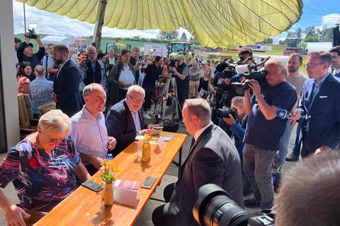 Viel beachteter Wahlkampfauftritt: Hubert Aiwanger bei einem Hoffest der hessischen Freien Wähler in Wetter-Mellnau (Marburg-Biedenkopf). Ihm gegenüber (im schwarzen Anzug) der Landesparteichef Engin Eroglu.