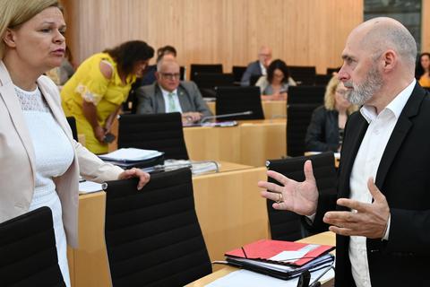 Die Fraktionschefs von SPD und FDP, Nancy Faeser und René Rock, sehen die Rechte des Parlaments verletzt. Foto: dpa