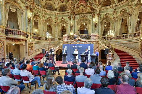 Beeindruckende Kulisse: Das VRM-Triell zur Landtagswahl in Hessen mit Boris Rhein (CDU), Nancy Faeser (SPD) und Tarek Al-Wazir (Grüne) im Foyer des Wiesbadener Staatstheaters.