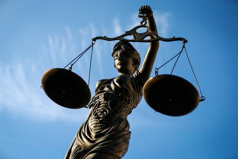 Eine Statue der Justitia hält eine Waage in ihrer Hand. Foto: dpa