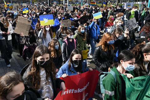Vielerorts demonstrieren Schüler, wie hier kürzlich in Frankfurt, gegen den Krieg. Aktivität könne russsichstämmigen Jugendlichen helfen, aus der Defensivrolle herauszukommen, sagt der Verband der Russischlehrer.  Foto: dpa