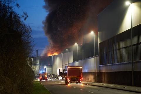 Feuerwehrleute bekämpfen den Großbrand auf einer Industriebrache in Neuwied.  Foto: Thomas Frey/dpa