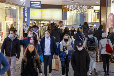 Menschen kaufen in der Mainzer Innenstadt kurz vor dem Lockdown ein. Archivfoto: Sascha Kopp
