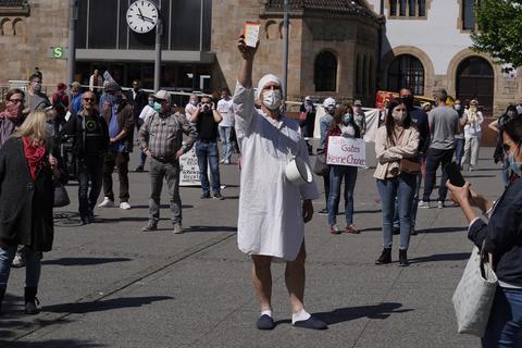 Vor dem Hauptbahnhof in Worms machten die Demonstranten ihrem Unmut bezüglich der Corona-Maßnahmen Luft. Foto: BilderKartell / Boris Korpak